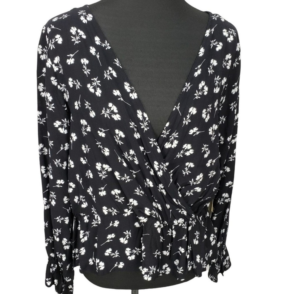 Coco and Shay Plus Black White Floral Wrap Peplum Top 2X DS-JRD2357P-1076